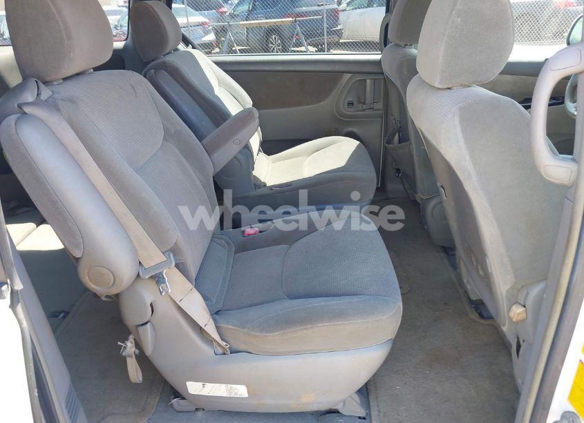 Photo 8 of 2004 Toyota Sienna LE (VIN 5TDZA23C74S030752)