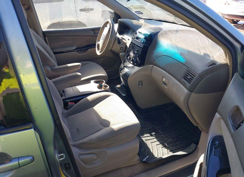Photo 5 of 2004 Toyota Sienna LE (VIN 5TDZA23C74S052752)