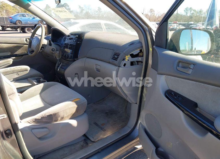 Photo 5 of 2004 Toyota Sienna LE (VIN 5TDZA23C74S060480)