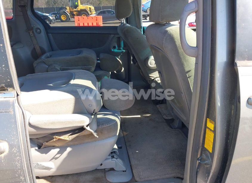 Photo 8 of 2004 Toyota Sienna LE (VIN 5TDZA23C74S060480)