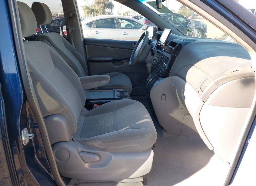 Photo 5 of 2004 Toyota Sienna LE (VIN 5TDZA23C74S110438)