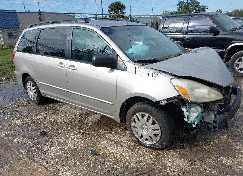 2004 Toyota Sienna LE (VIN 5TDZA23C74S154116) main photo