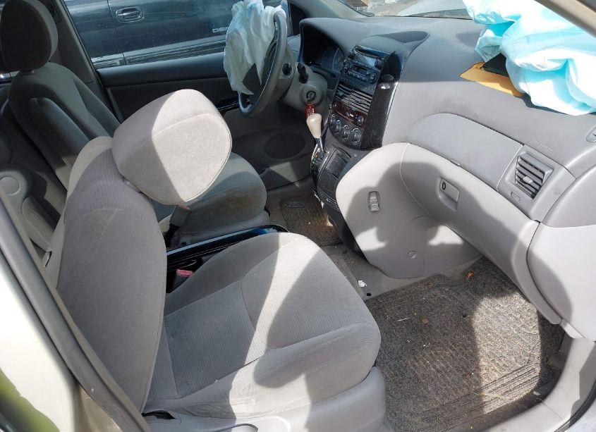 Photo 5 of 2004 Toyota Sienna LE (VIN 5TDZA23C74S154116)