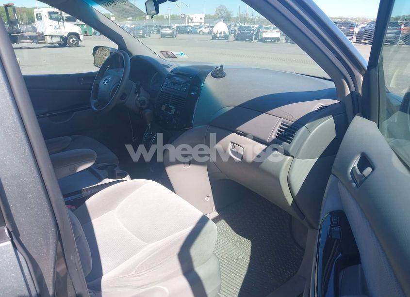 Photo 5 of 2004 Toyota Sienna LE (VIN 5TDZA23C74S169294)