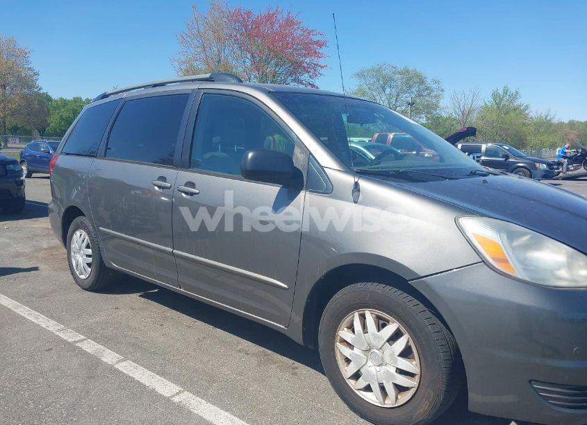 Photo 6 of 2004 Toyota Sienna LE (VIN 5TDZA23C74S169294)