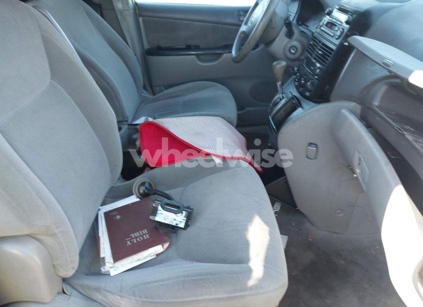 Photo 5 of 2004 Toyota Sienna LE (VIN 5TDZA23C74S173992)