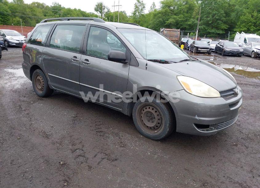 2004 Toyota Sienna CE (VIN 5TDZA23C74S179601) main photo