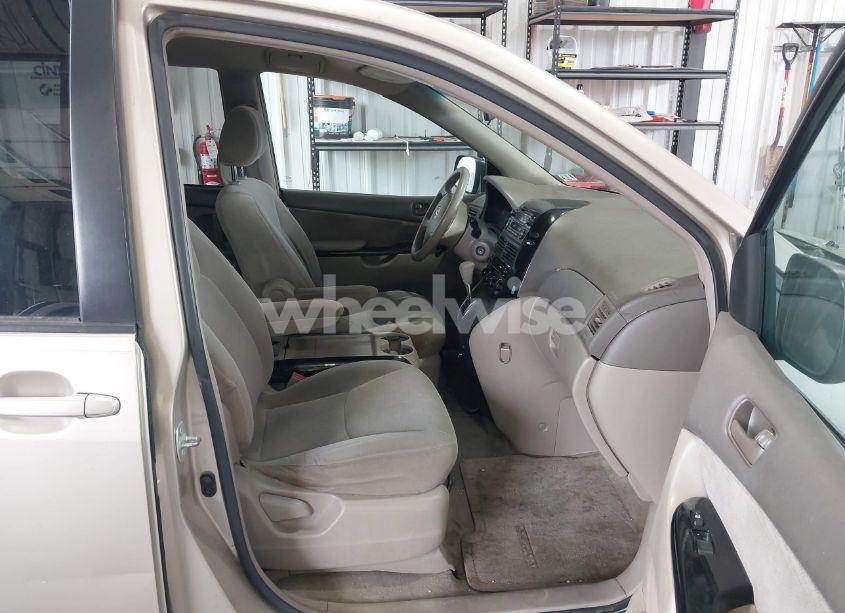 Photo 5 of 2004 Toyota Sienna LE (VIN 5TDZA23C74S207557)