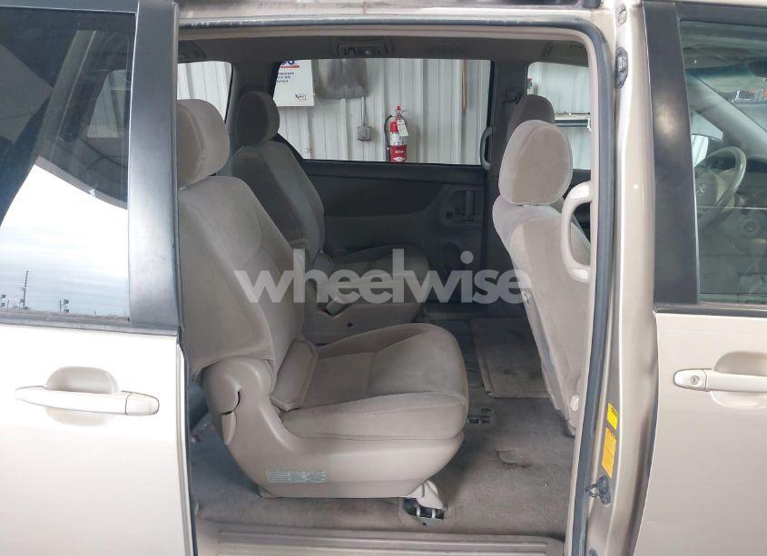 Photo 8 of 2004 Toyota Sienna LE (VIN 5TDZA23C74S207557)