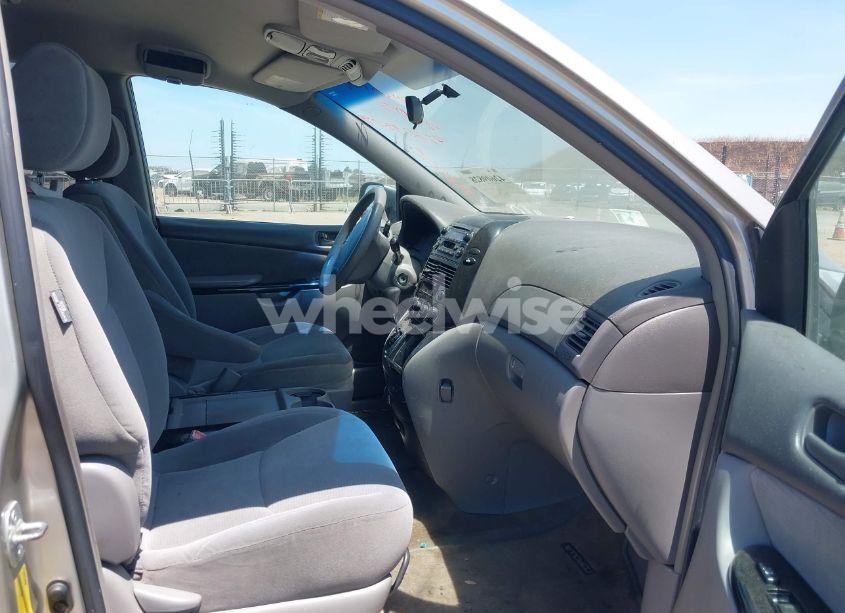 Photo 5 of 2005 Toyota Sienna LE (VIN 5TDZA23C75S296550)