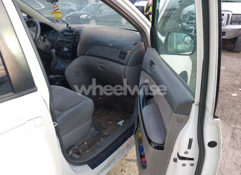 Photo 5 of 2005 Toyota Sienna LE (VIN 5TDZA23C75S322998)