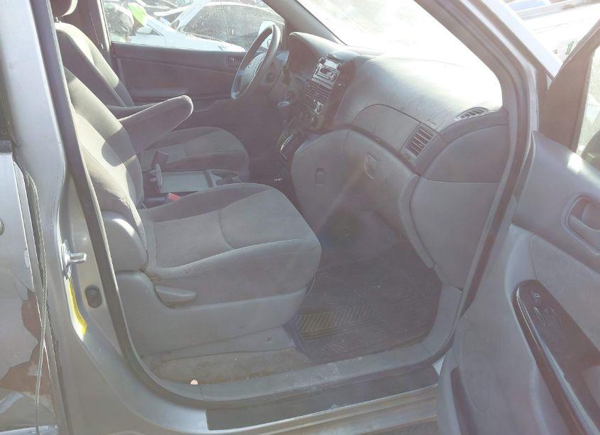 Photo 5 of 2005 Toyota Sienna LE (VIN 5TDZA23C75S347075)