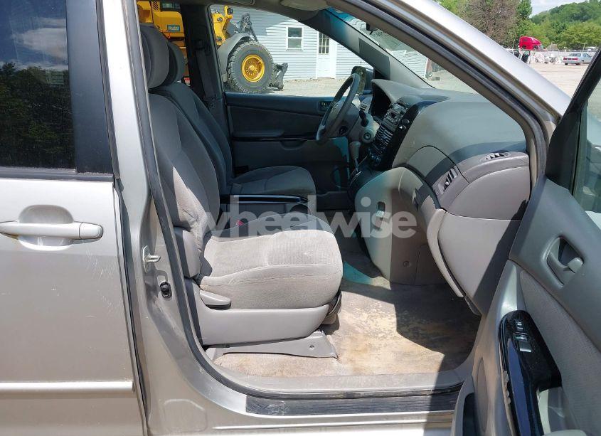 Photo 5 of 2005 Toyota Sienna LE (VIN 5TDZA23C75S353362)