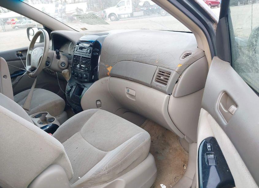 Photo 5 of 2004 Toyota Sienna LE (VIN 5TDZA23C84S063842)