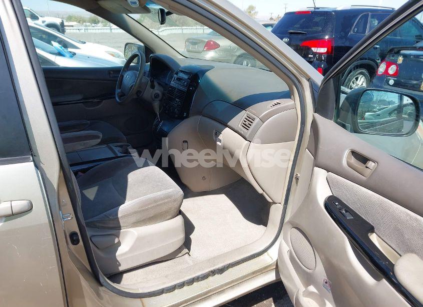 Photo 5 of 2004 Toyota Sienna LE (VIN 5TDZA23C84S125532)