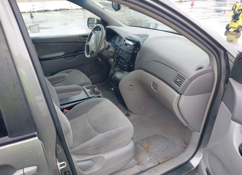 Photo 5 of 2004 Toyota Sienna LE (VIN 5TDZA23C84S144064)