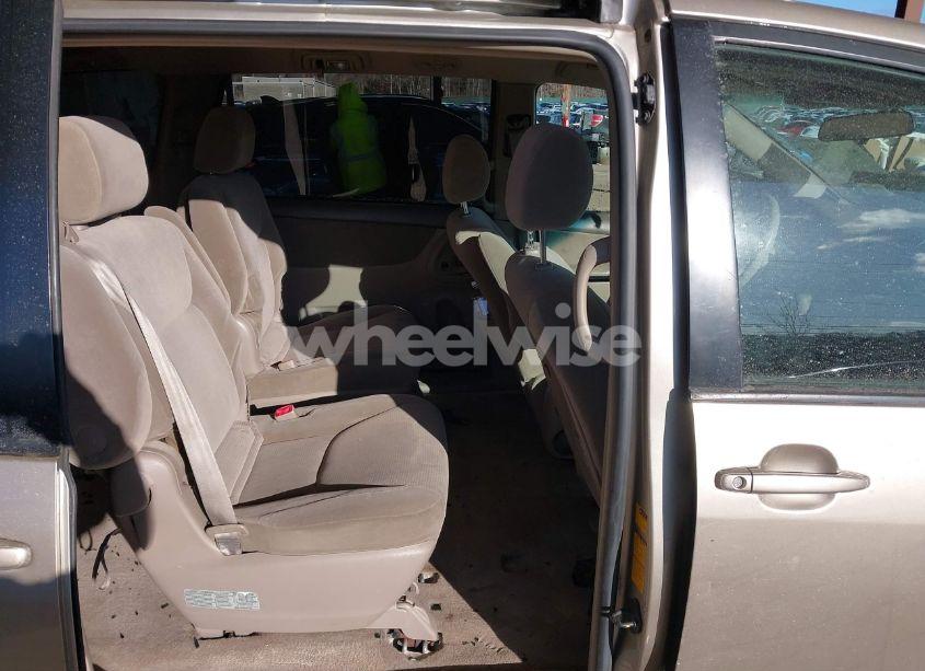 Photo 8 of 2005 Toyota Sienna LE (VIN 5TDZA23C85S315056)