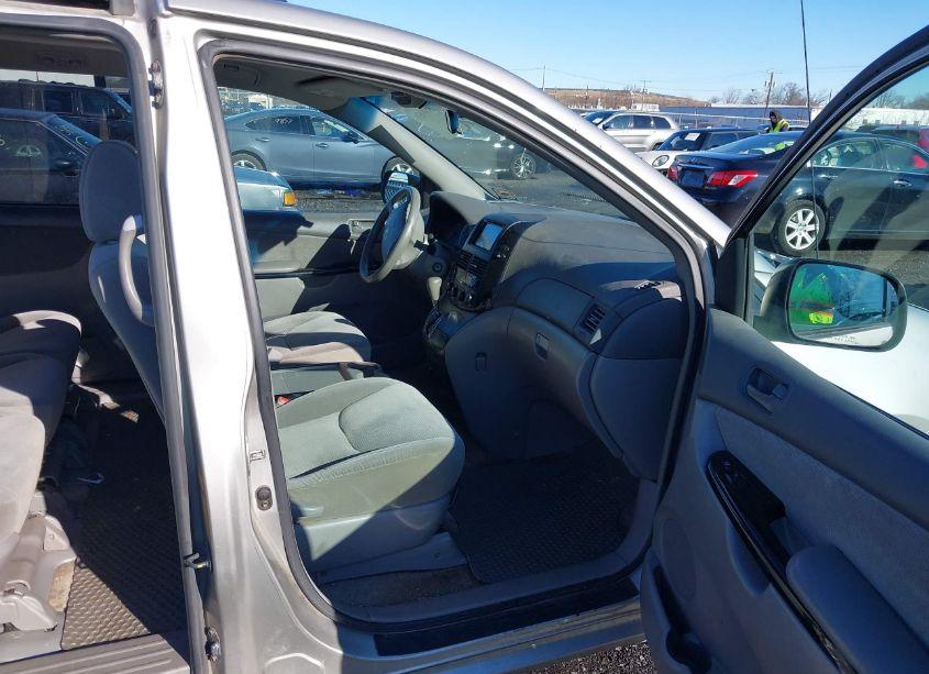 Photo 5 of 2005 Toyota Sienna LE (VIN 5TDZA23C85S338756)