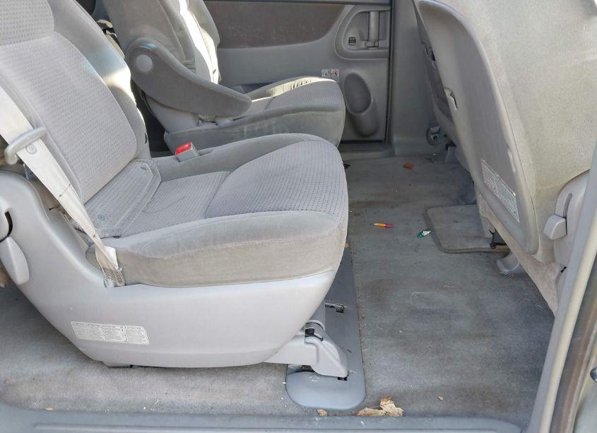 Photo 8 of 2006 Toyota Sienna CE/LE (VIN 5TDZA23C86S485662)