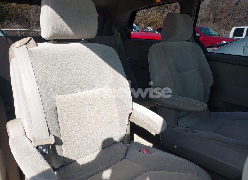 Photo 8 of 2004 Toyota Sienna CE (VIN 5TDZA23C94S017632)