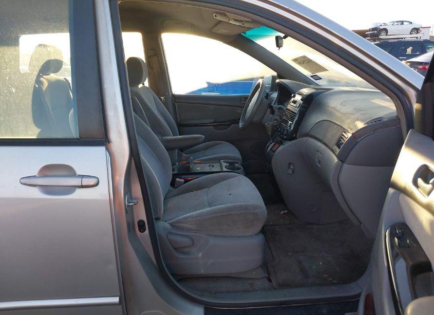 Photo 5 of 2004 Toyota Sienna CE (VIN 5TDZA23C94S034110)