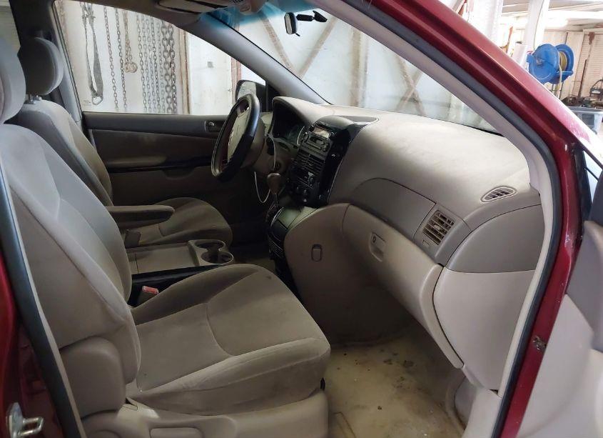 Photo 5 of 2004 Toyota Sienna LE (VIN 5TDZA23C94S075689)