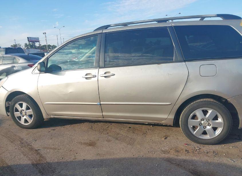 Photo 13 of 2004 Toyota Sienna LE (VIN 5TDZA23C94S187389)
