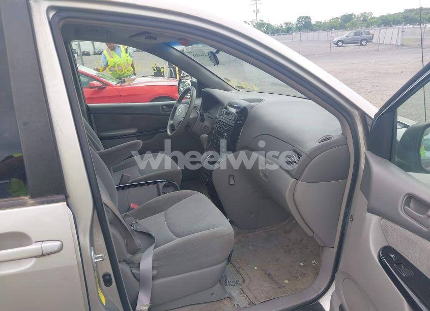 Photo 5 of 2005 Toyota Sienna LE (VIN 5TDZA23C95S238598)