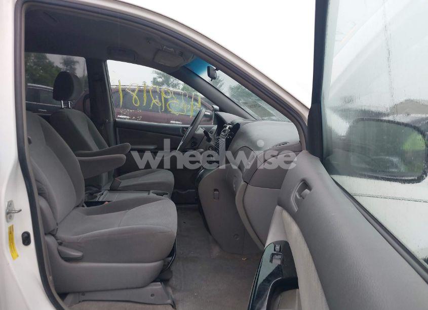 Photo 5 of 2005 Toyota Sienna LE (VIN 5TDZA23C95S246054)