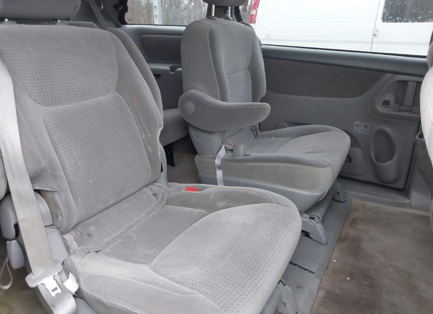 Photo 8 of 2006 Toyota Sienna LE (VIN 5TDZA23C96S489445)