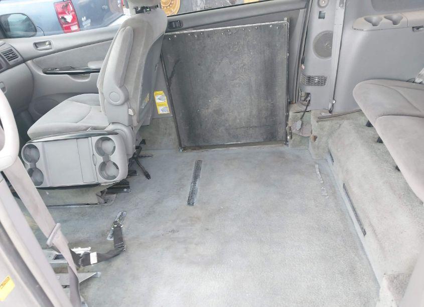 Photo 8 of 2004 Toyota Sienna CE/LE (VIN 5TDZA23CX4S084367)