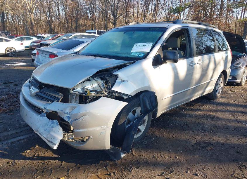 Photo 2 of 2004 Toyota Sienna LE (VIN 5TDZA23CX4S142249)