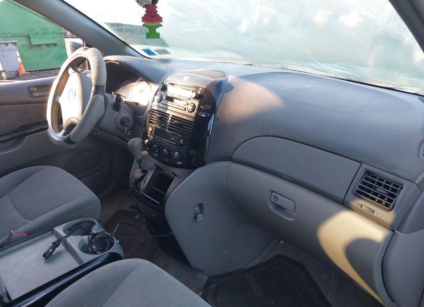 Photo 5 of 2004 Toyota Sienna LE (VIN 5TDZA23CX4S142249)