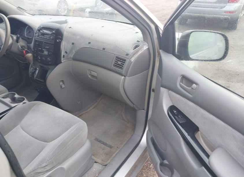 Photo 5 of 2004 Toyota Sienna LE (VIN 5TDZA23CX4S175428)