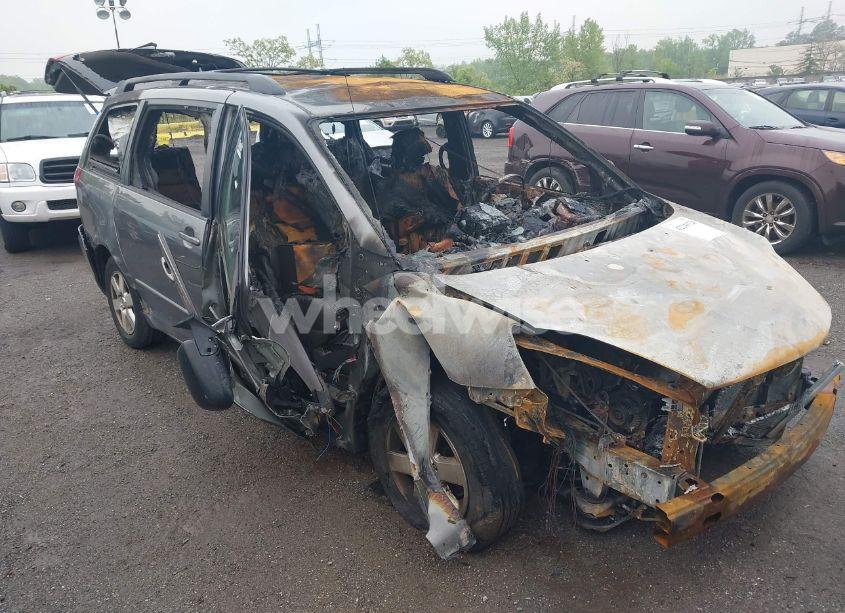 2005 Toyota Sienna LE (VIN 5TDZA23CX5S357373) main photo