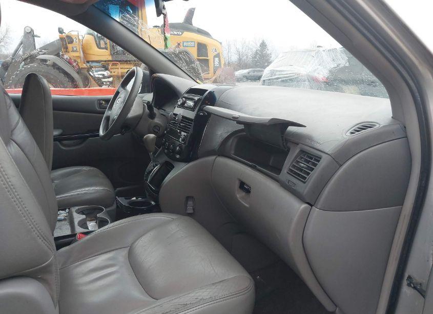Photo 5 of 2005 Toyota Sienna LE (VIN 5TDZA23CX5S373461)