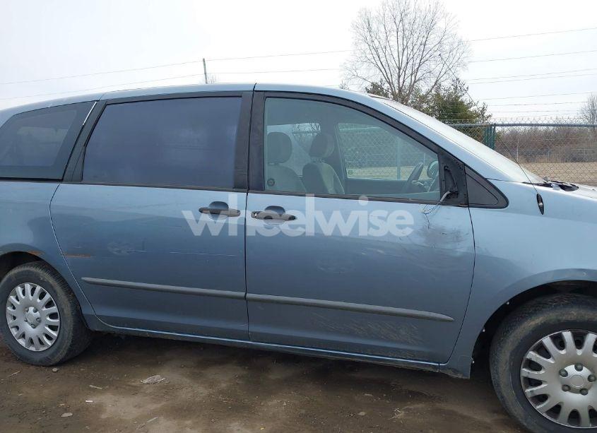 Photo 13 of 2004 Toyota Sienna CE (VIN 5TDZA29C44S036628)