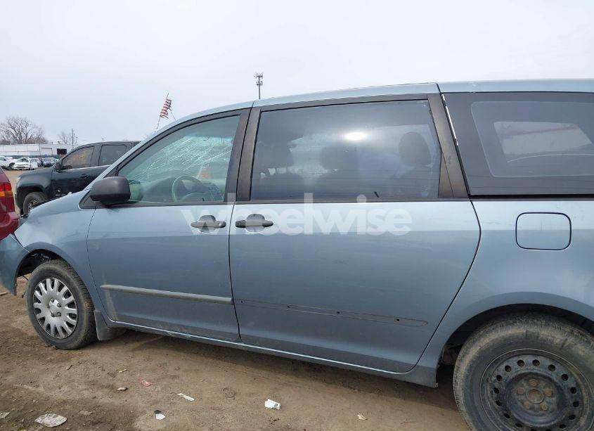 Photo 14 of 2004 Toyota Sienna CE (VIN 5TDZA29C44S036628)