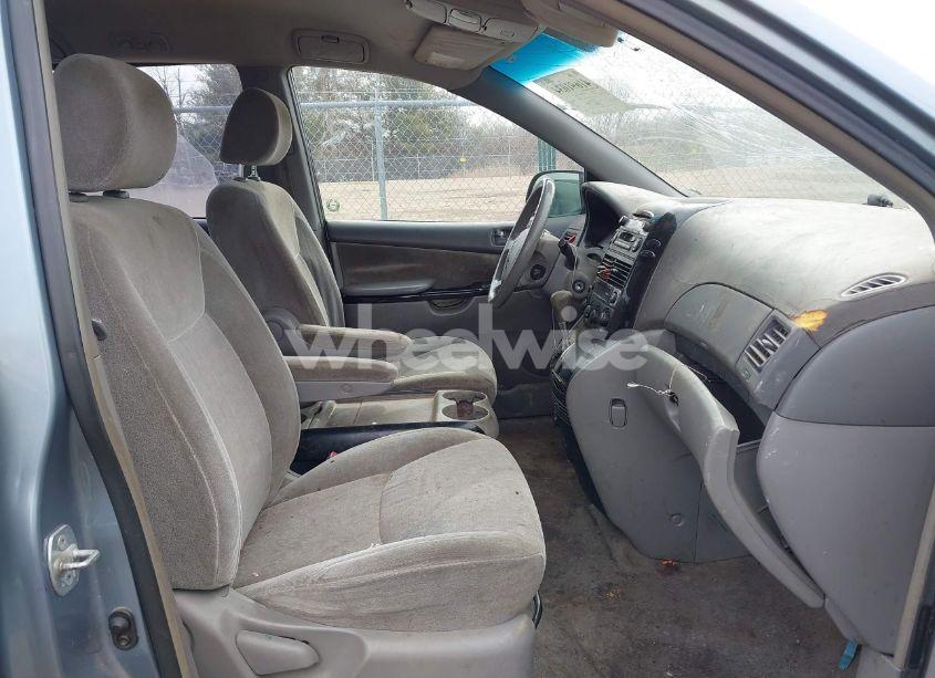 Photo 5 of 2004 Toyota Sienna CE (VIN 5TDZA29C44S036628)