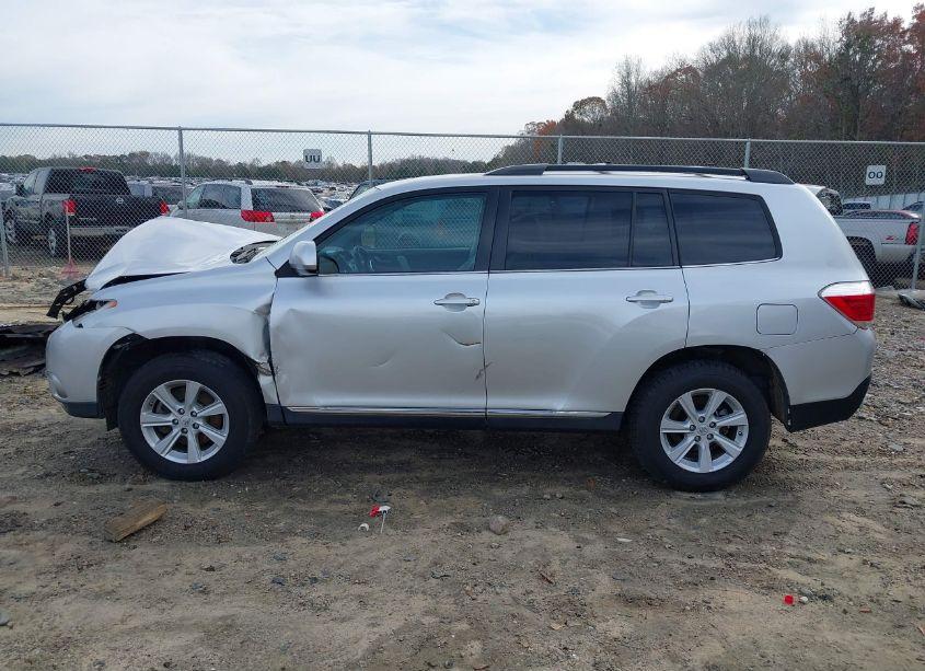 Photo 14 of 2013 Toyota Highlander BASE PLUS (VIN 5TDZA3EH0DS040182)