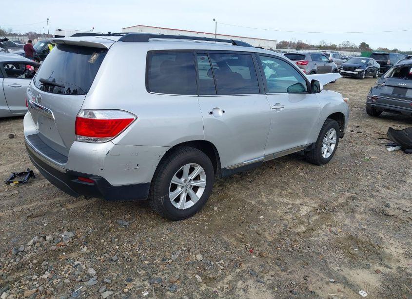 Photo 4 of 2013 Toyota Highlander BASE PLUS (VIN 5TDZA3EH0DS040182)
