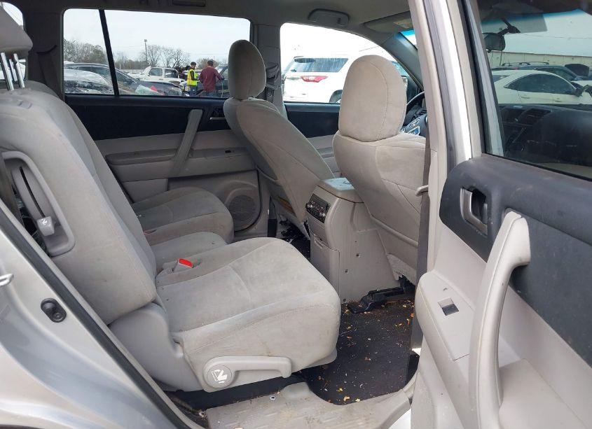 Photo 8 of 2013 Toyota Highlander BASE PLUS (VIN 5TDZA3EH0DS040182)