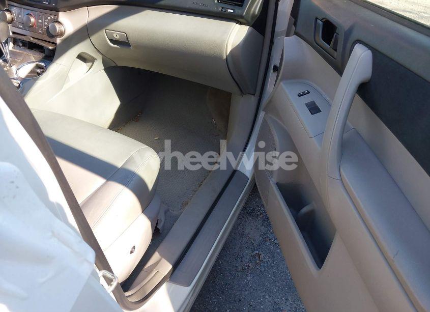 Photo 17 of 2010 Toyota Highlander (VIN 5TDZA3EH2AS005591)