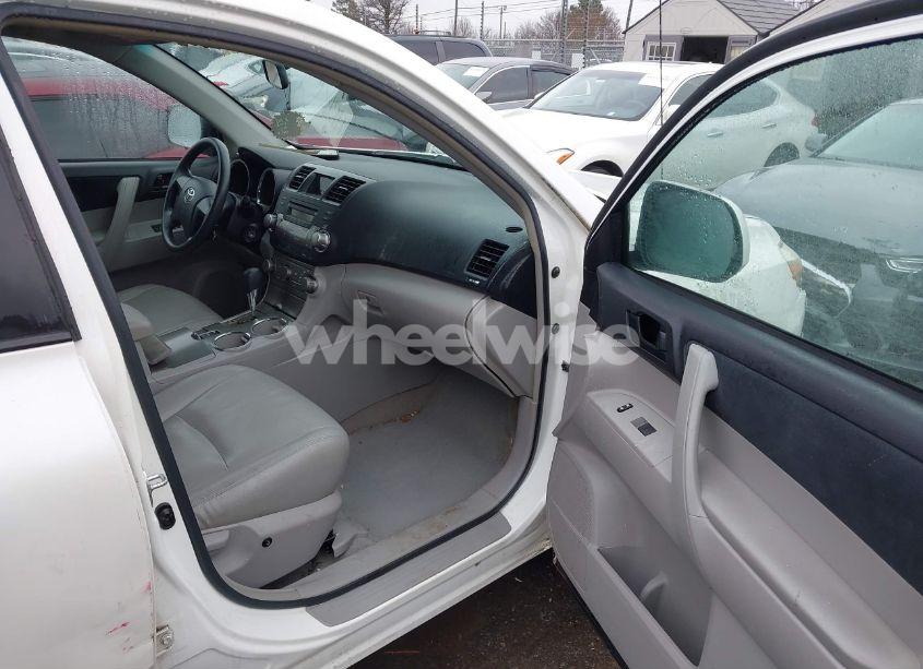 Photo 5 of 2010 Toyota Highlander (VIN 5TDZA3EH2AS005591)