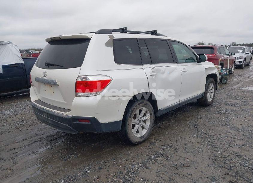 Photo 4 of 2013 Toyota Highlander BASE PLUS (VIN 5TDZA3EH2DS035257)