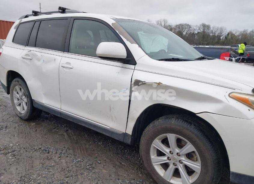 Photo 6 of 2013 Toyota Highlander BASE PLUS (VIN 5TDZA3EH2DS035257)