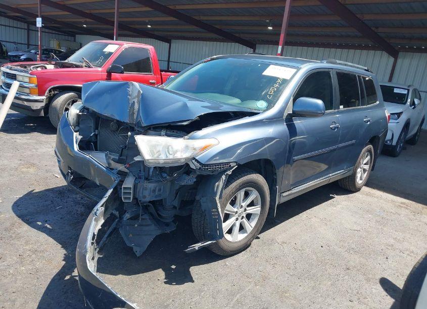 Photo 2 of 2013 Toyota Highlander BASE PLUS (VIN 5TDZA3EH3DS041147)