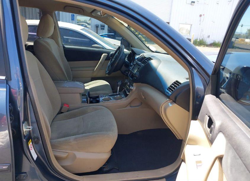 Photo 5 of 2013 Toyota Highlander BASE PLUS (VIN 5TDZA3EH3DS041147)