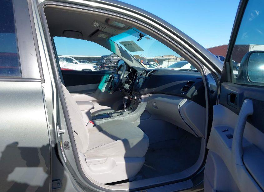Photo 5 of 2010 Toyota Highlander (VIN 5TDZA3EH6AS006565)