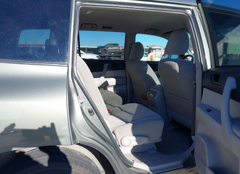 Photo 8 of 2010 Toyota Highlander (VIN 5TDZA3EH6AS006565)